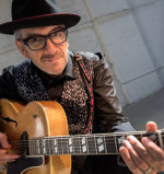 Elvis Costello: il suo obiettivo è (ancora) vero e sincero.